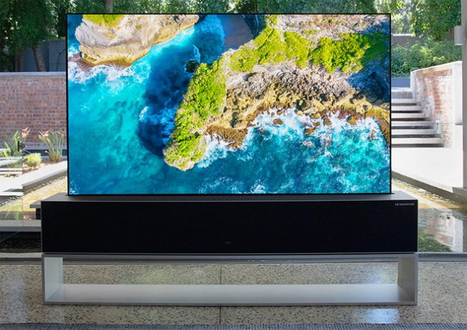 Уже в октябре LG начнёт продажи первого в мире скручивающегося телевизора