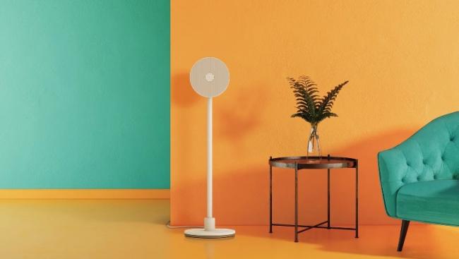 LG показала две новинки, одна из которых — торшер-проектор с Bluetooth-колонкой